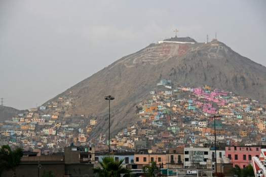 lima_colourful_houses_on_hill.jpg